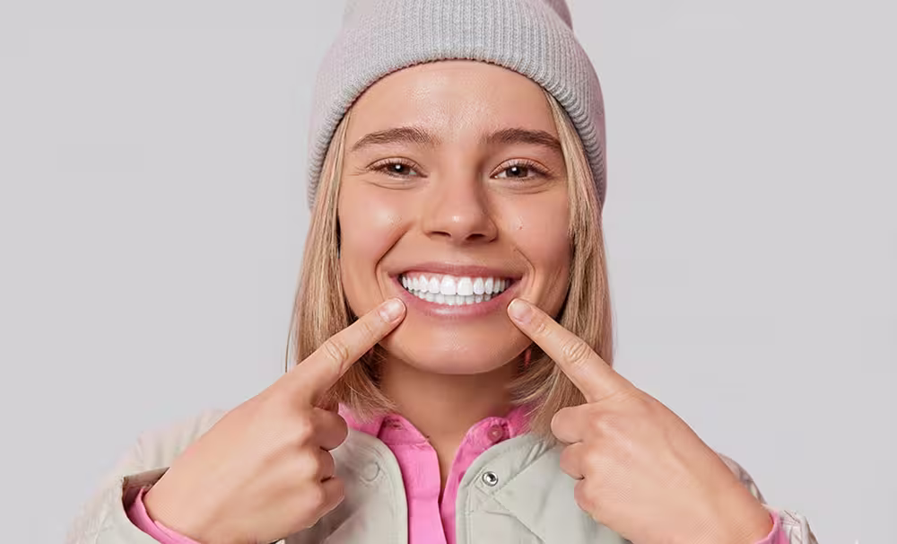 white teeth image of girl blonde hair https://www.zahnarztdubendorf.ch/leistungen/bleaching
