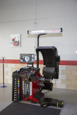 Hunter Engineering Road Force Elite diagnostic wheel balancer in an automotive training lab.