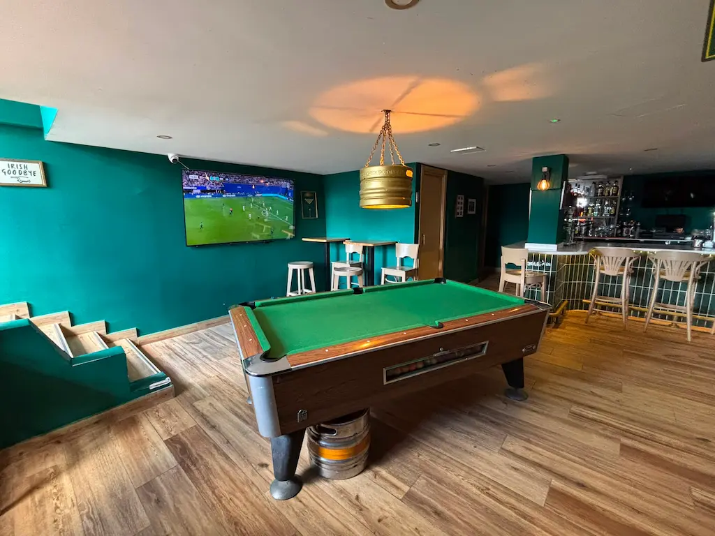 The Irish Anchor Sports Bar Las Palmas - pool table and screens