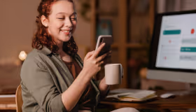 Imagem de mulher no celular