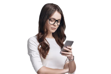 mulher olhando celular