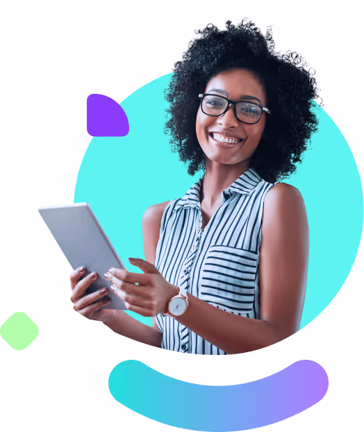 Mulher sorrindo segurando um tablet