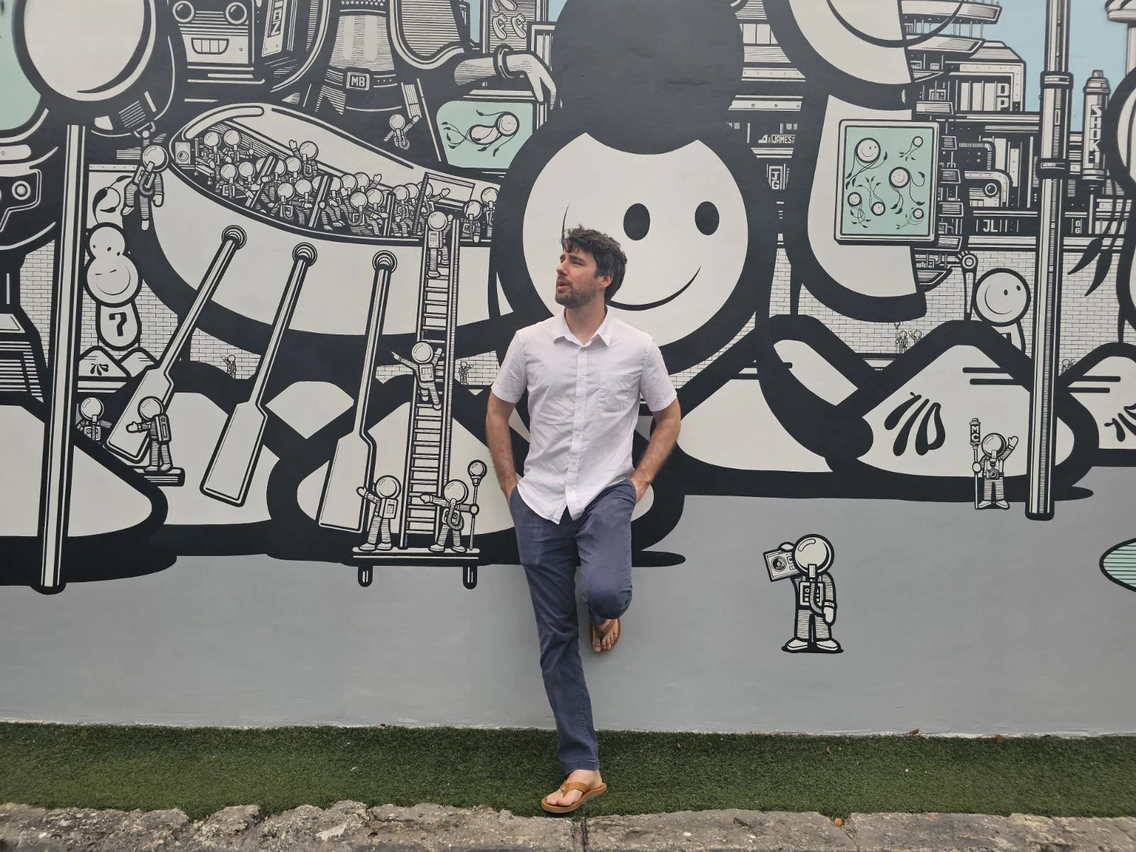 Jordan Smith standing in front of Mural at Art Basel in Miami Beach.