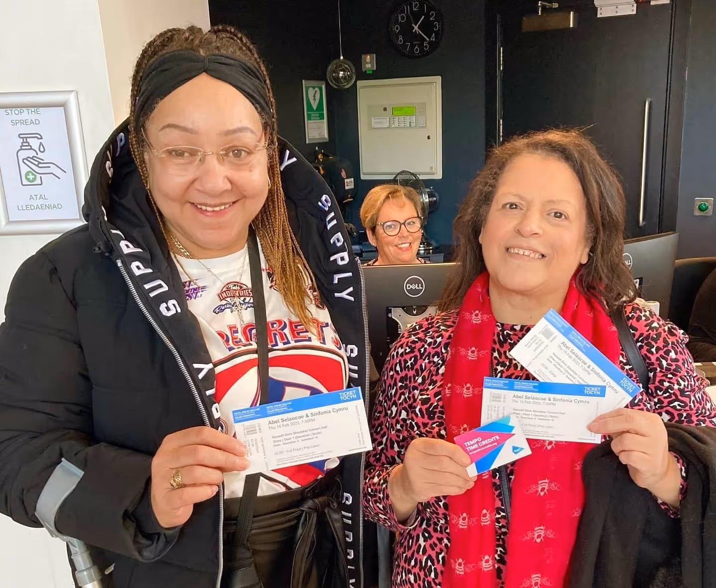 Karen a Lyndia yn defnyddio Credydau Amser|Coleg Brenhinol Cymru