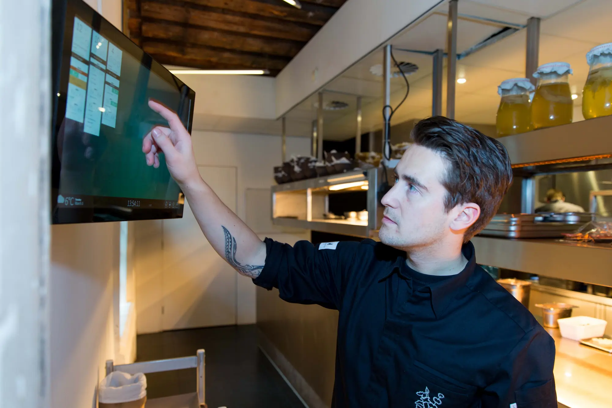 Chef cuisinier en train d'utiliser notre solution KMS