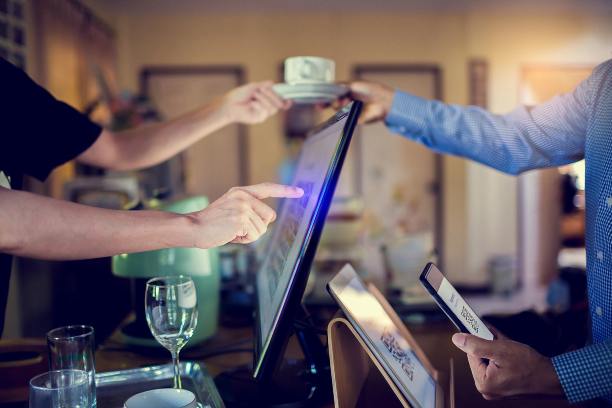 Client qui paie via QR code grâce à notre solution de paiement.