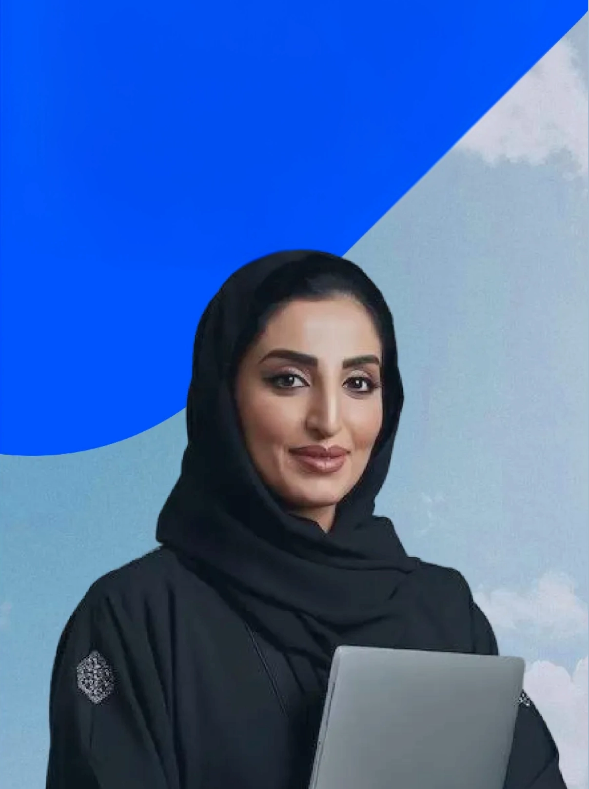 امرأة سعودية ترتدي العباءة والحجاب تحمل جهاز كمبيوتر محمول بابتسامة هادئة على خلفية زرقاء ورمادية.