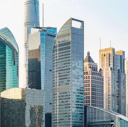أبراج شاهقة حديثة بزجاج عاكس في مدينة حضرية تحت سماء صافية.