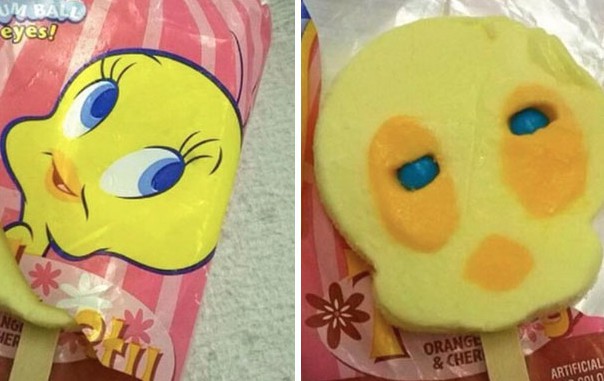 Comparaison entre une friandise représentée avec un dessin animé jaune souriant et l'allure réelle du même produit sur un bâton, montrant une apparence décevante avec des taches jaunes et deux points bleus.