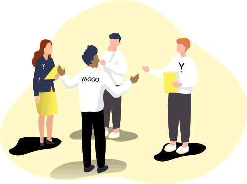 Quatre personnes discutant en cercle, vêtues de vêtements blancs et noirs avec le logo Yaggo, sur fond jaune.