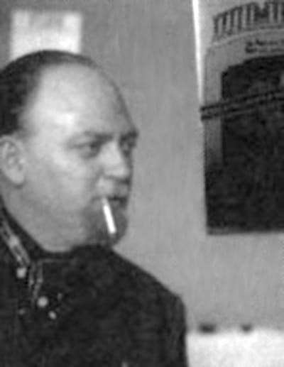 Homme chauve avec une cigarette dans la bouche regardant vers la droite, photo en noir et blanc.