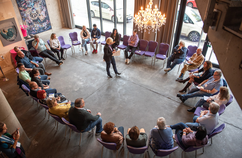 Die Empfehlungen des Bürgerrats „Ernährung im Wandel“ wurden bereits 2024 an den Bundestag übergeben. Rechtlich sind sie damit nicht vom Tisch. Doch das Aus der Stabsstelle Bürgerbeteiligung wirft neue Fragen auf: Wie ernst meint es die Politik künftig mit Beteiligung? Und welche Chancen haben die erarbeiteten Vorschläge noch, tatsächlich Wirkung zu entfalten?