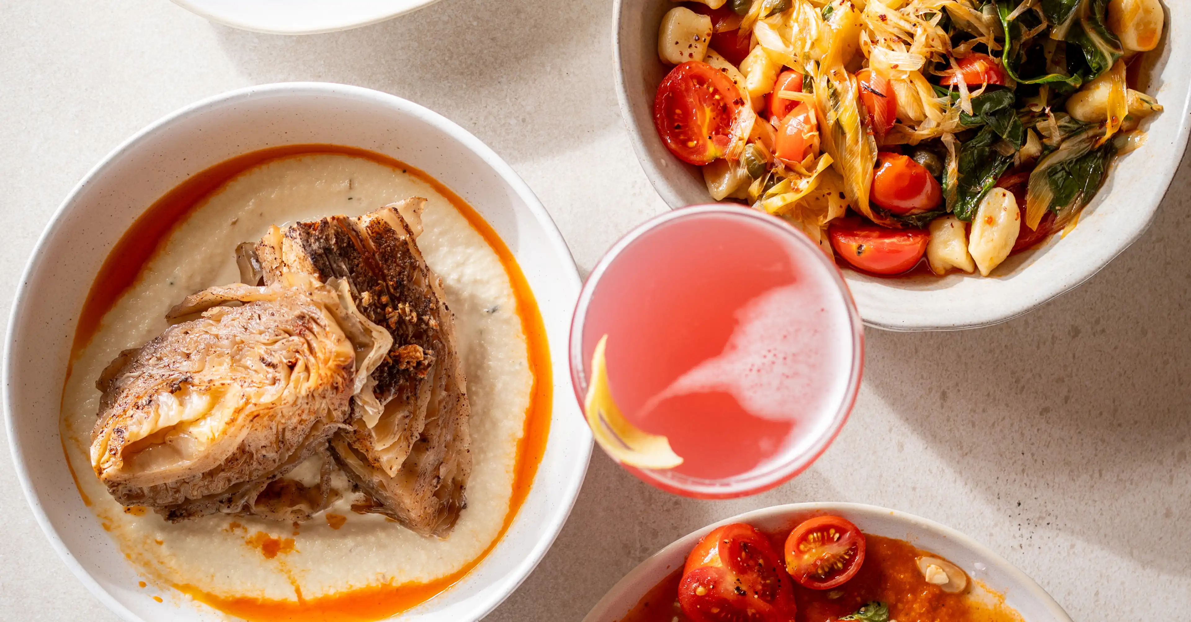 בר קוקטיילים במצפה רמון מול השקיעה