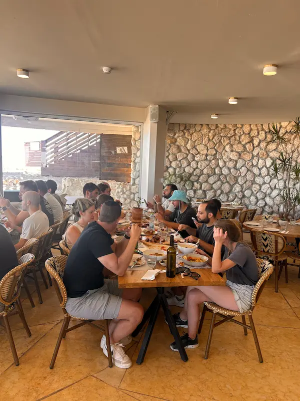 קבוצה יושבת לאכול במסעדת רמונא במצפה רמון