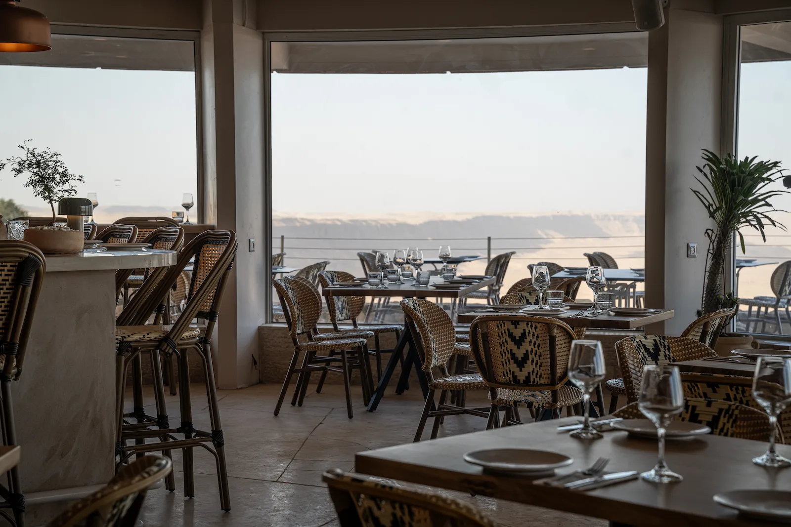 עיצוב בוטיק ונוף פנורמי למכתש רמון באירוע חתונת שישי בבית רמונא