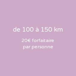 Badge rose avec texte blanc indiquant une distance de 100 à 150 km et un forfait de 20 € par personne.
