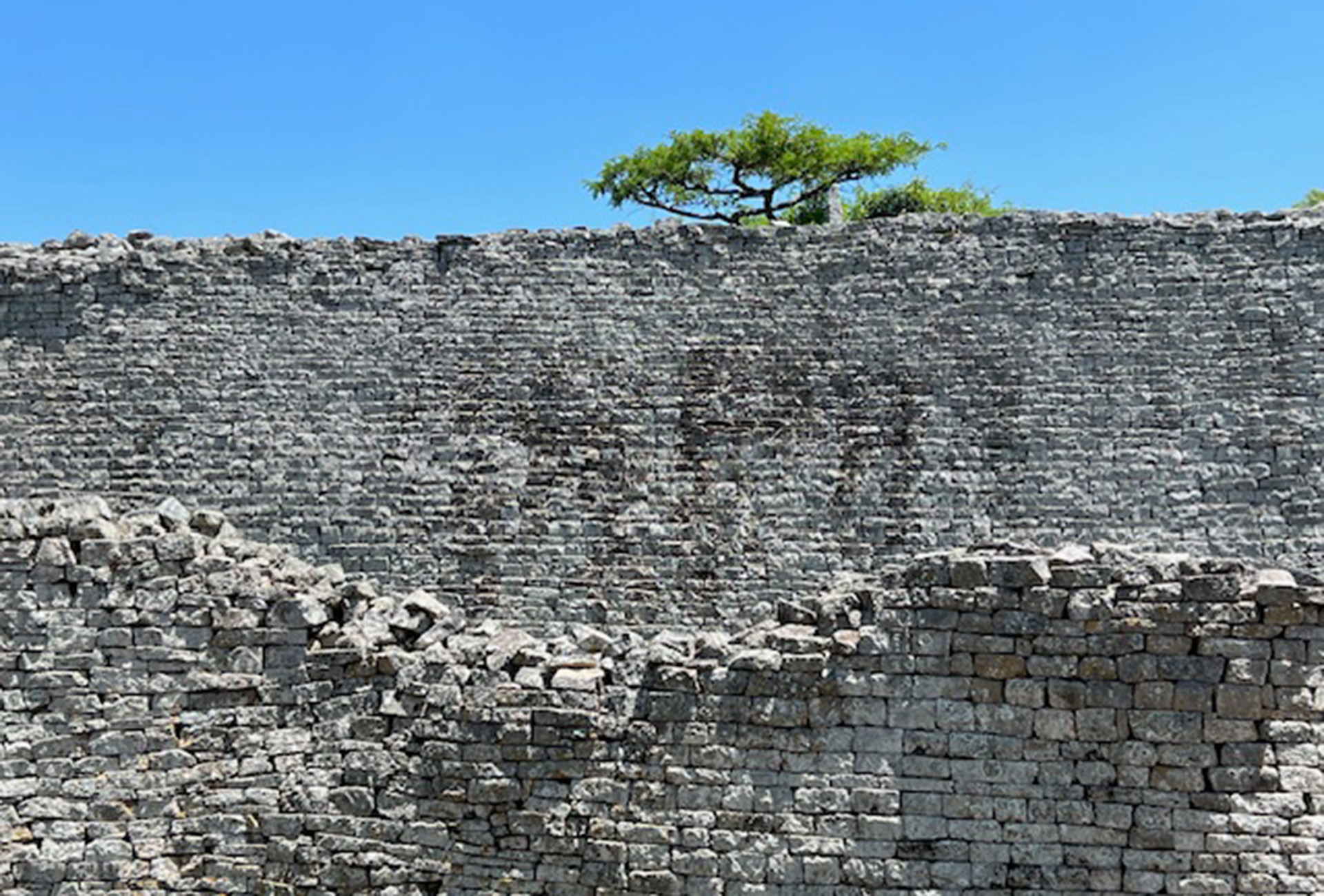 Great Zimbabwe fasziniert mit monumentalen Steinmauern. Die historische Ruinenanlage gab dem Land seinen Namen und bietet spektakuläre Ausblicke.