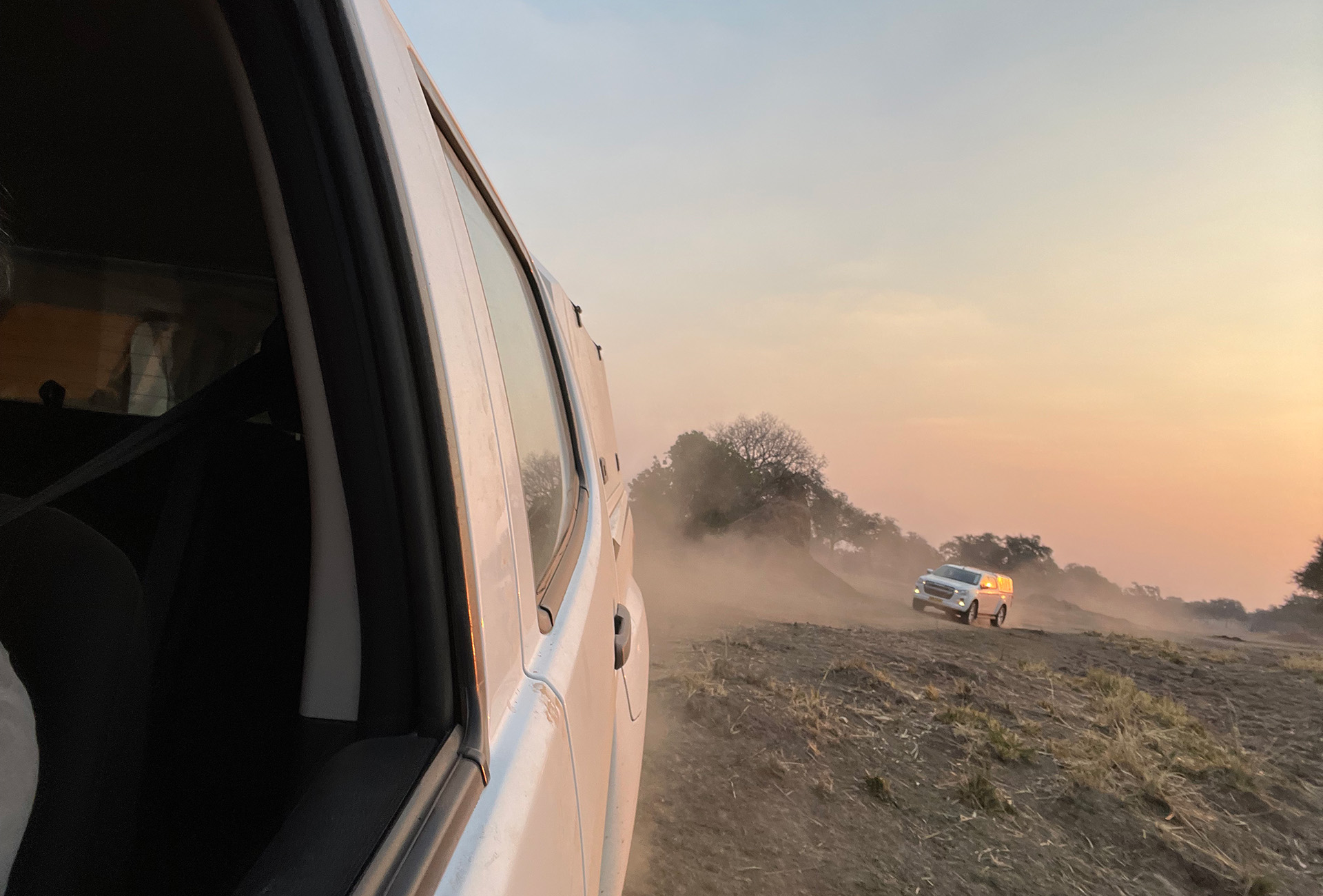 Mit drei gut gefederten Geländefahrzeugen erreichen wir die Etappenziele und gehen auf Pirschfahrten in Simbabwes Nationalparks.