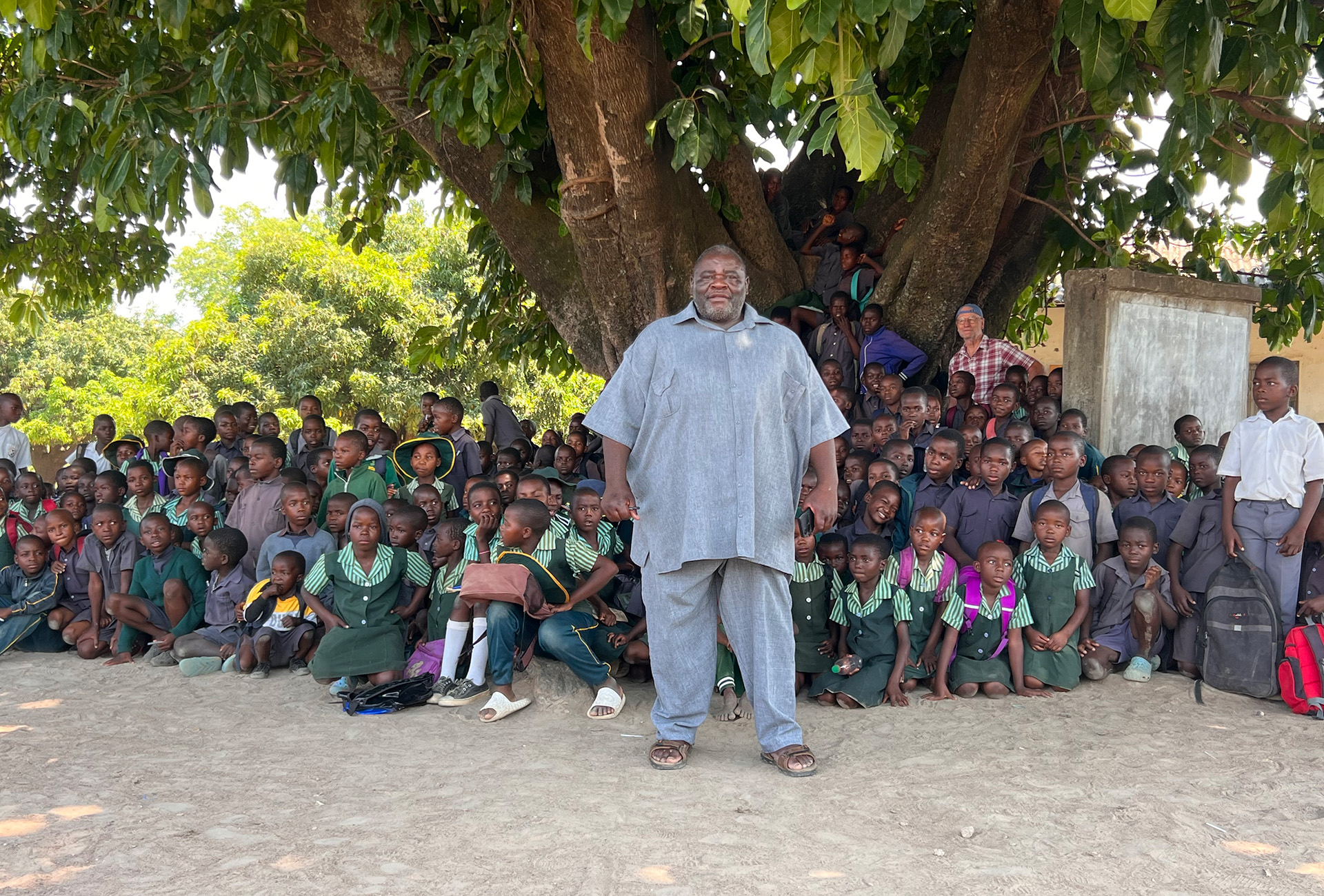 Der Schulleiter der Bota Primarschule steht unter einem Marulabaum. Die Schule im Zaka-Distrikt unterrichtet rund 1000 Kinder mit grossem Engagement.