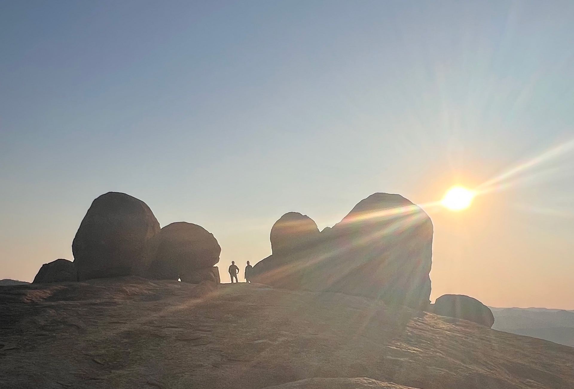 Abendblick über die runden Granitfelsen des Matobo Nationalparks. Der heilige Ort fasziniert durch Landschaft, Geschichte und spirituelle Bedeutung.
