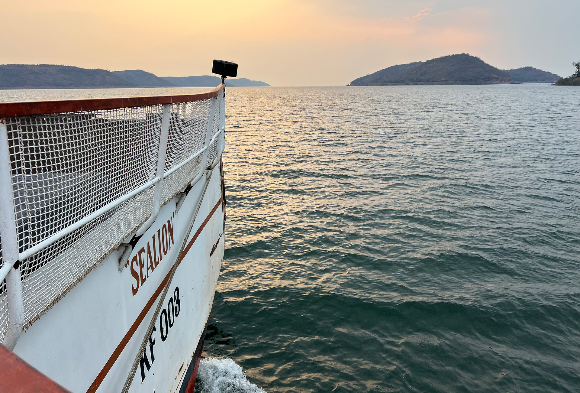 Die Fähre Sea Lion kreuzt im Abendlicht über den Karibasee. Sie verbindet abgelegene Orte und bietet Reisenden ein besonderes Abenteuer.