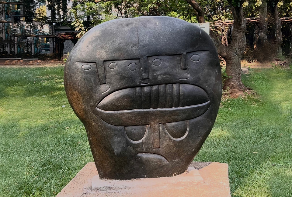 Steinskulptur eines abstrahierten Kopfes von simbabwischen Steinbildhauer*innen im Park der Nationalgalerie in Harare, moderne afrikanische Kunst.