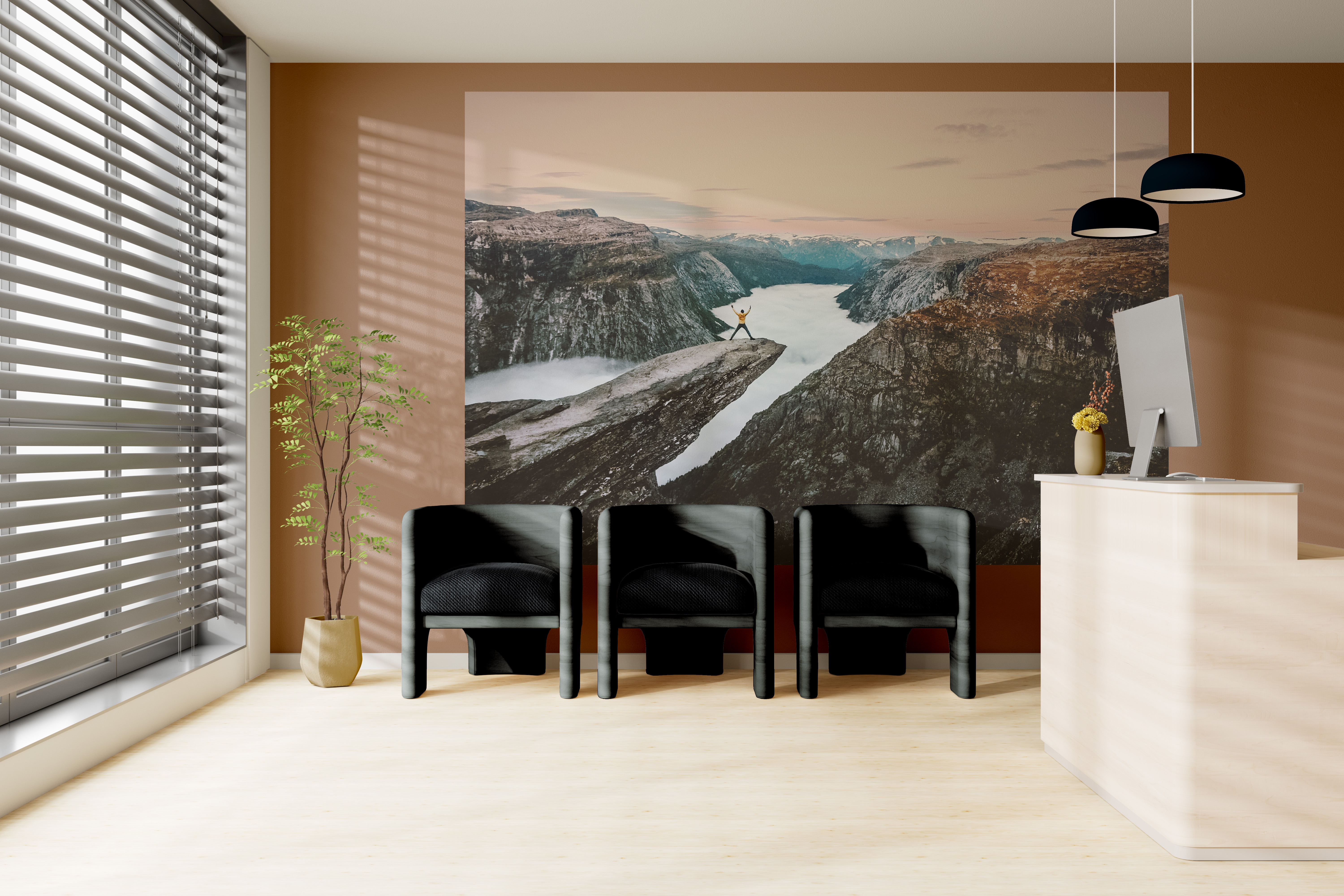 Moderne venterom med tre svarte stoler, stort fjellandskapsbilde på veggen, plante i hjørnet og resepsjonsdisk med datamaskin.