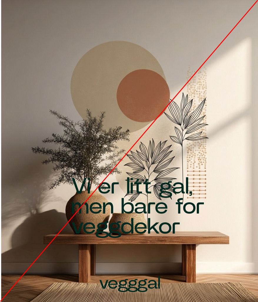 Tre vaser med tørkede planter står på en enkel trebenk foran en vegg med abstrakt veggdekorasjon i jordfarger.