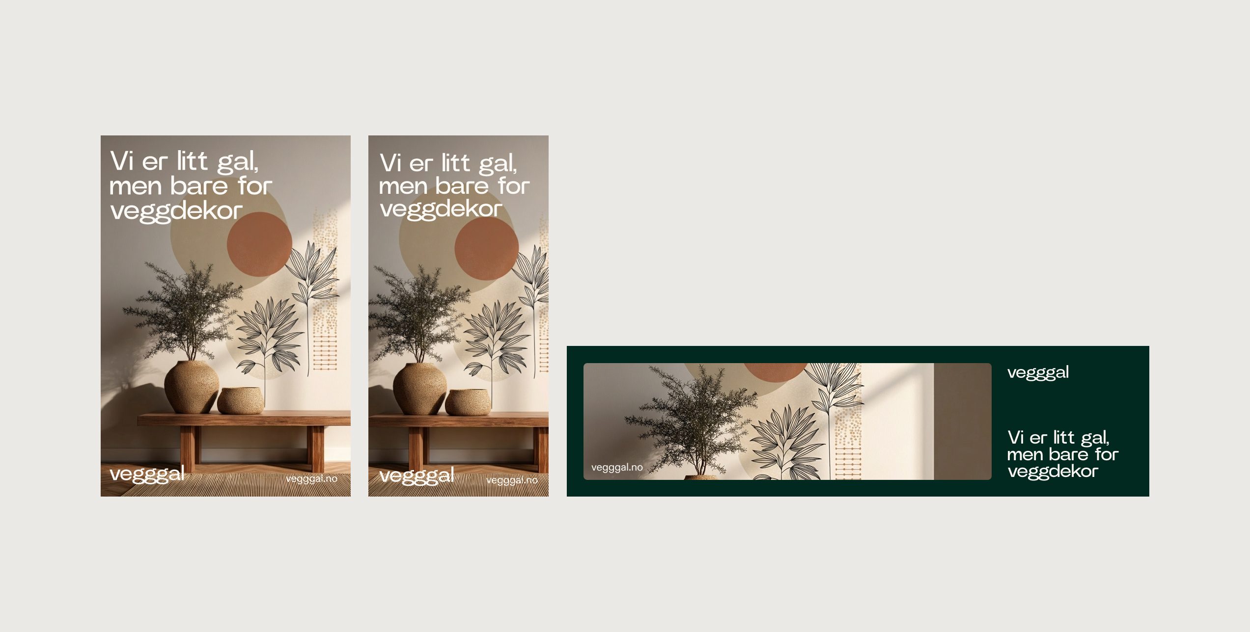 Interiør med potteplanter og veggdekor med abstrakte former og linjetegninger i varme farger.