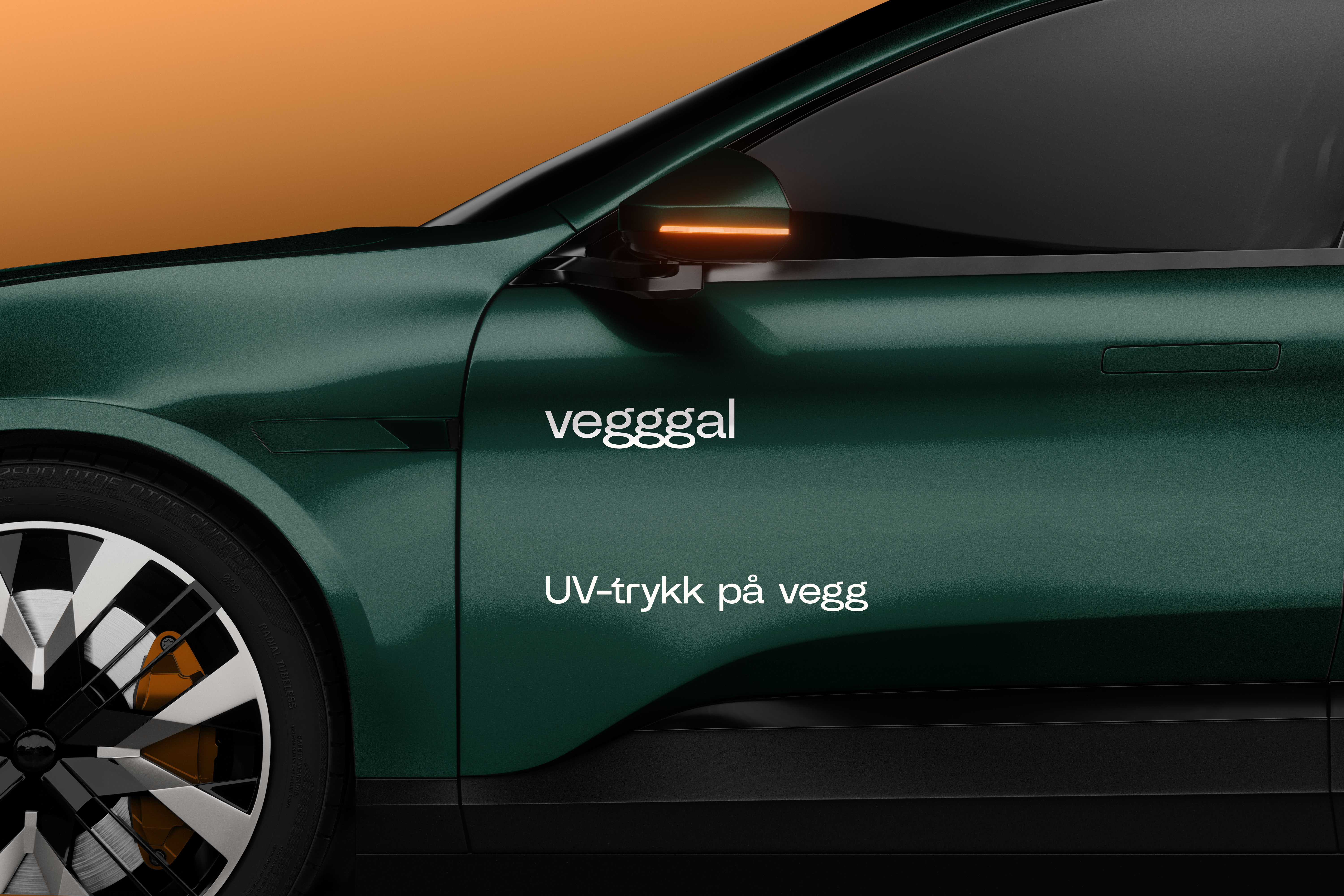 Grønn sportsbil med tekst 'vegggal' og 'UV-trykk på vegg' på døren.