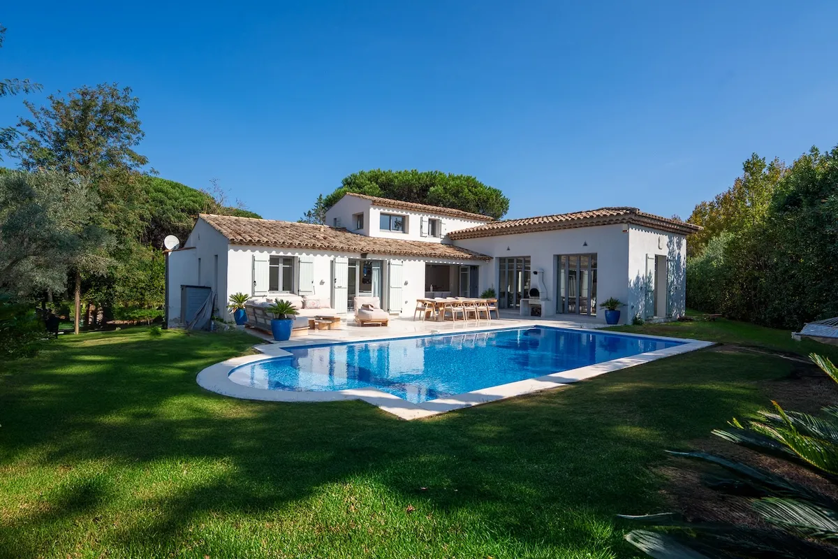Villa provençale blanche avec piscine et pelouse – location de villa de luxe à Saint-Tropez