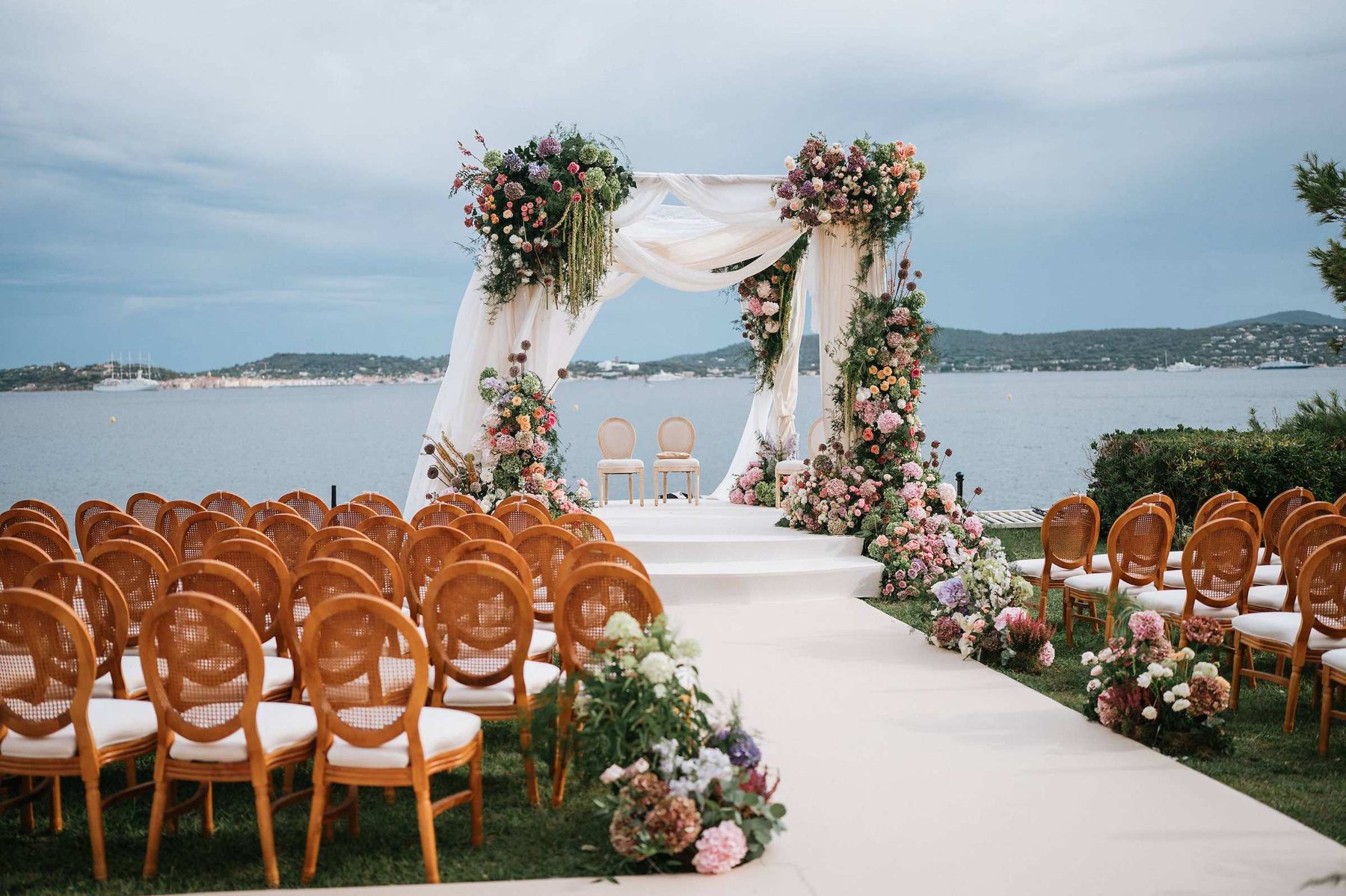 Wedding ceremony facing the sea in Saint-Tropez