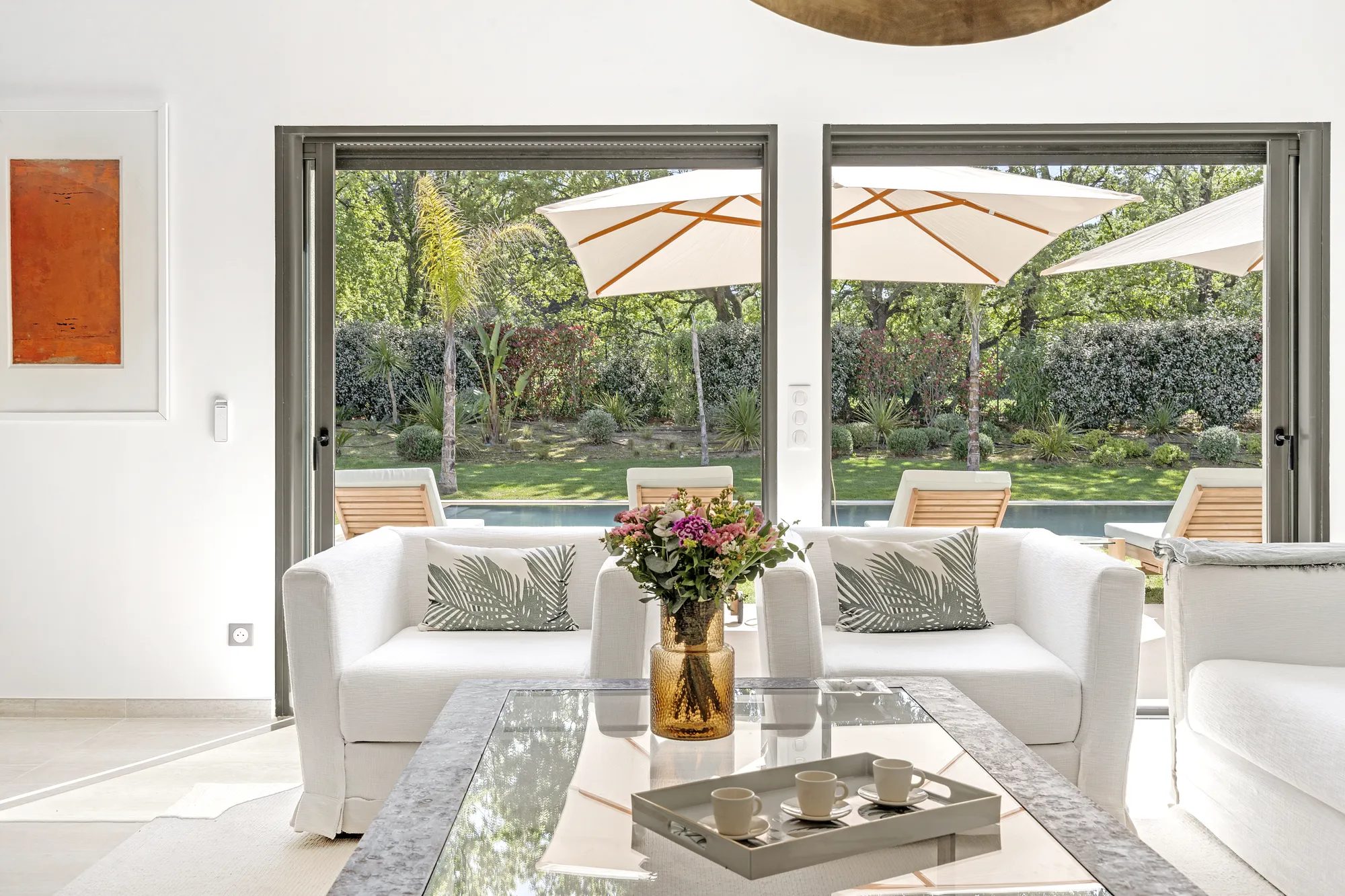 Villa KIWI â Bright living room opening onto the garden, Saint-Tropez