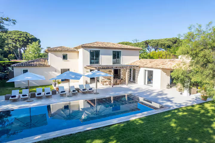Villa AMELIE â Swimming pool and villa facade, Saint-Tropez