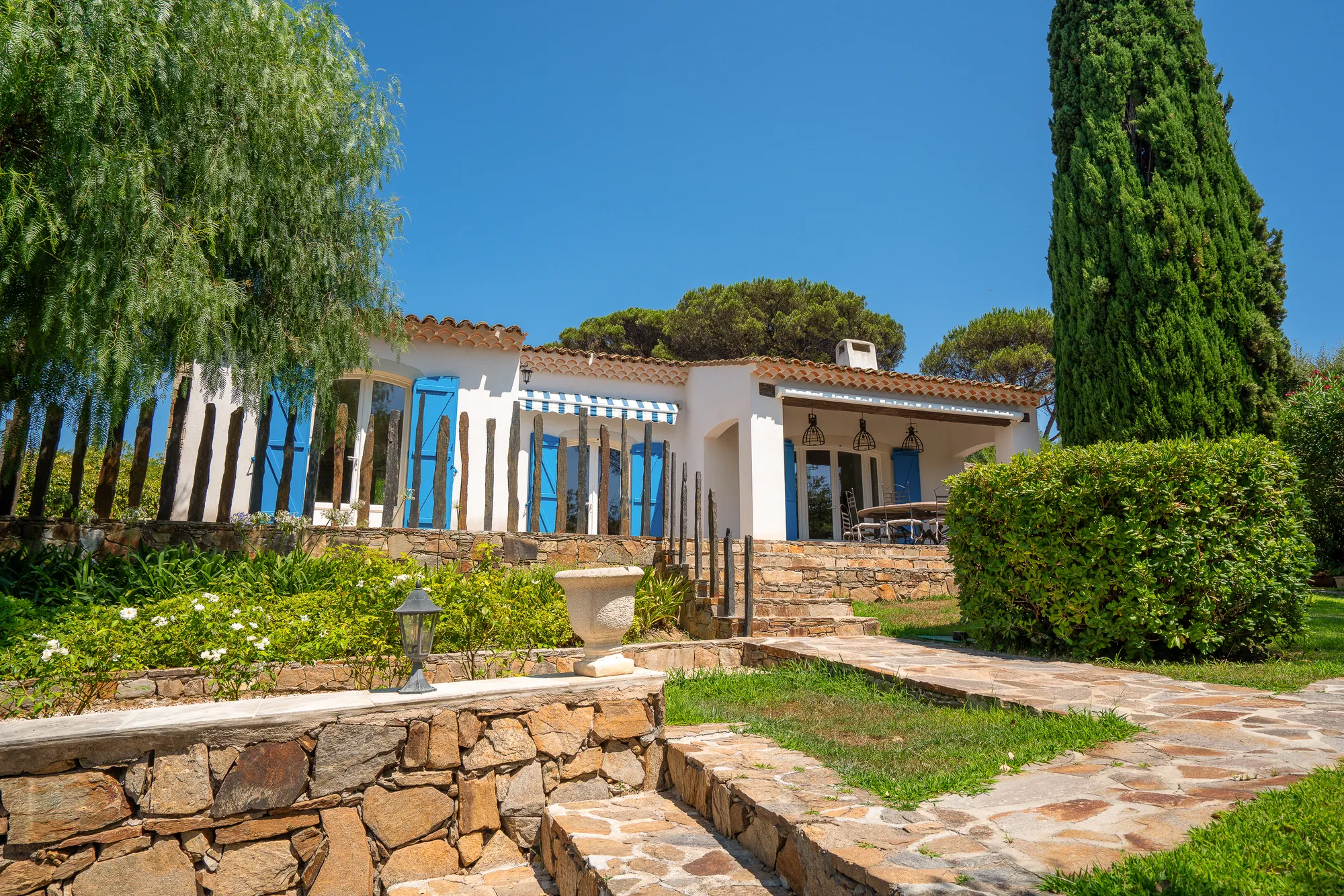 Villa SUNSET â Villa with blue shutters and terraced garden, Gassin