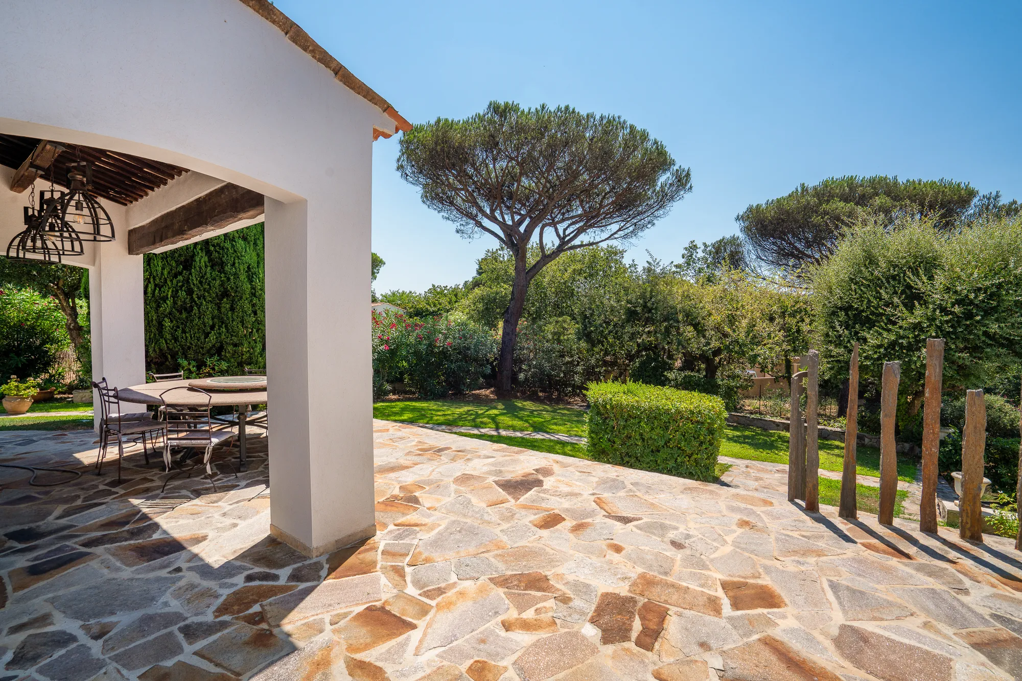 Villa SUNSET â Covered terrace overlooking the garden, Gassin