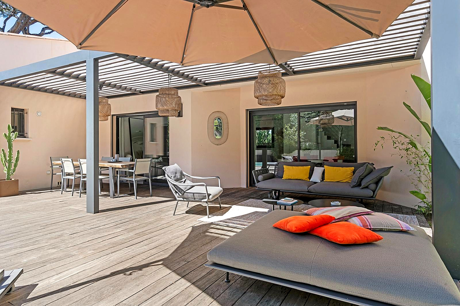 Villa AMOR – Terrasse couverte avec salon et espace repas, Saint-Tropez