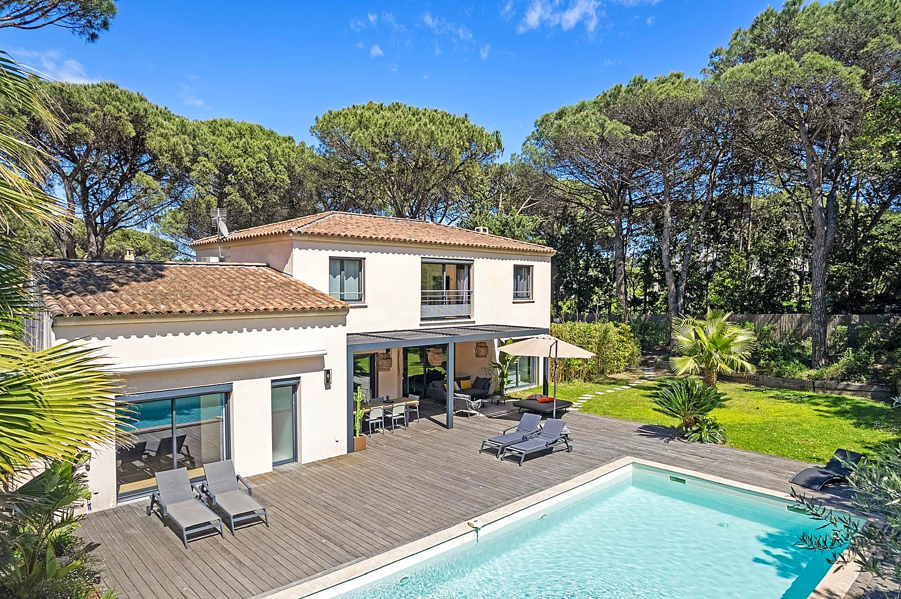 Villa AMOR – Sun loungers by the pool, Saint-Tropez