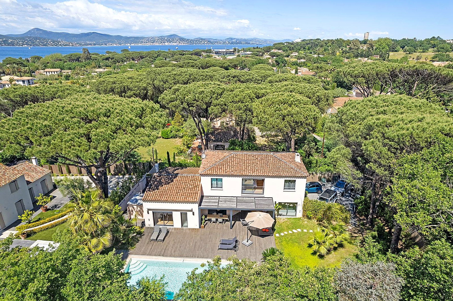 Villa AMOR – Vue aérienne parmi les pins parasols et le golfe de Saint-Tropez