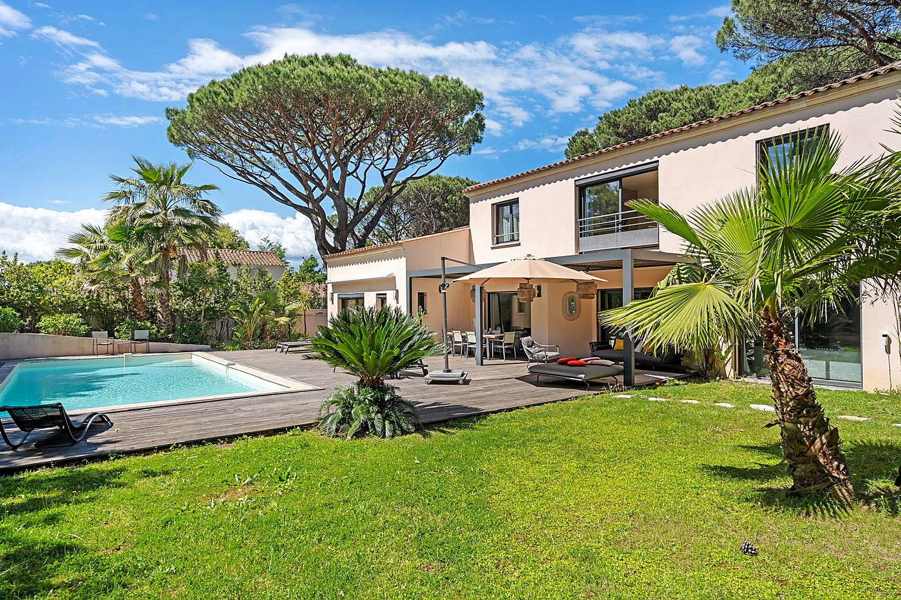 Villa AMOR – Lawn, palm trees and pool, Saint-Tropez