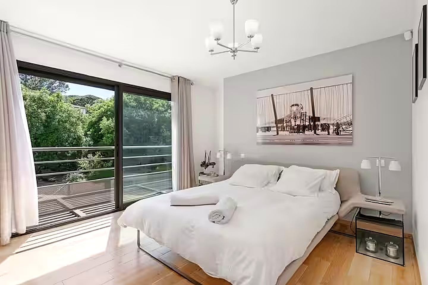 Villa AMOR – Bedroom opening onto the balcony, Saint-Tropez