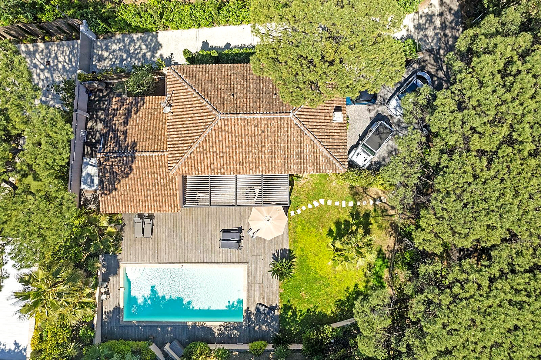 Villa AMOR – Aerial view of the villa, terrace and pool, Saint-Tropez