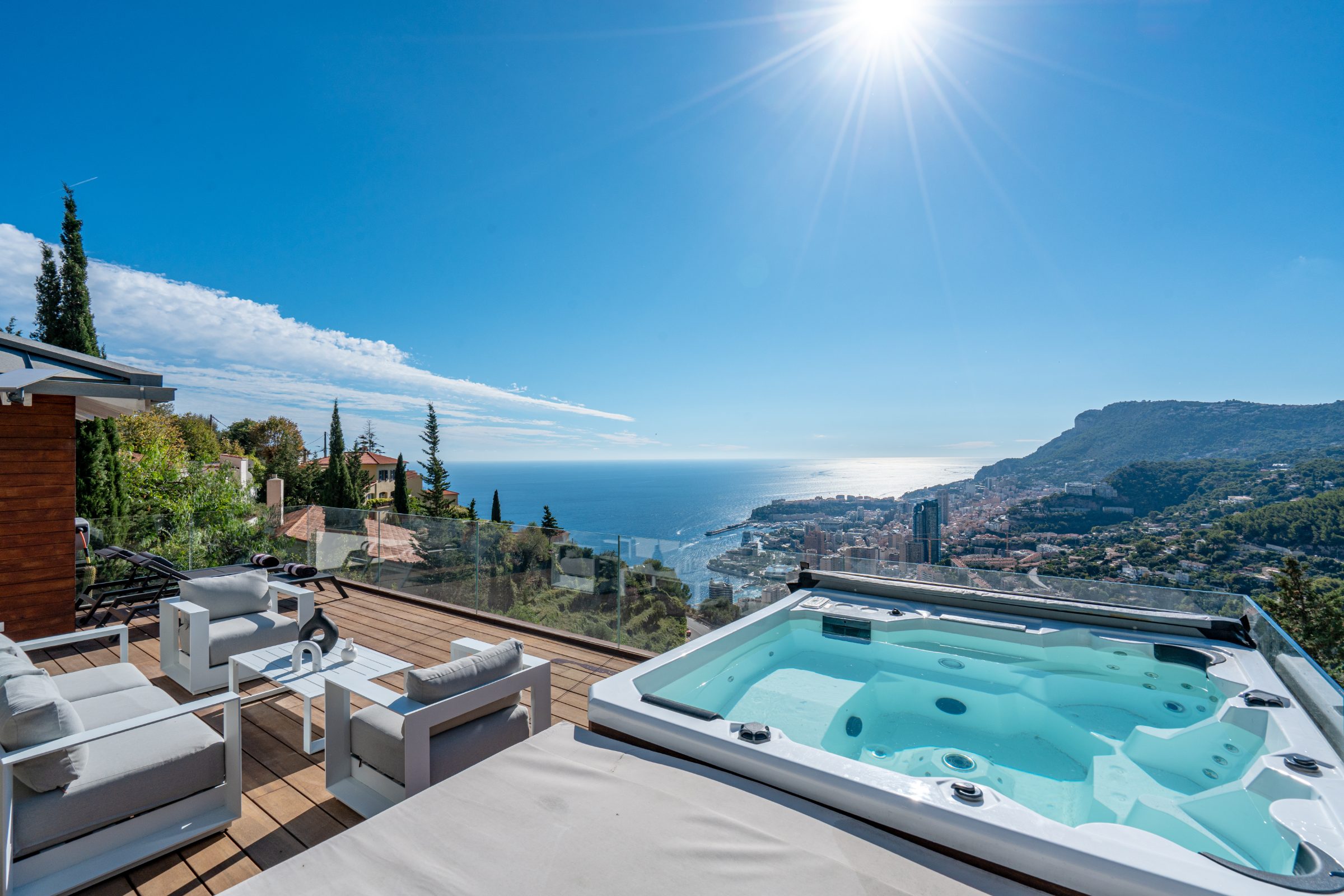 Villa MONACO BLUE – Terrasse avec jacuzzi face à la Méditerranée