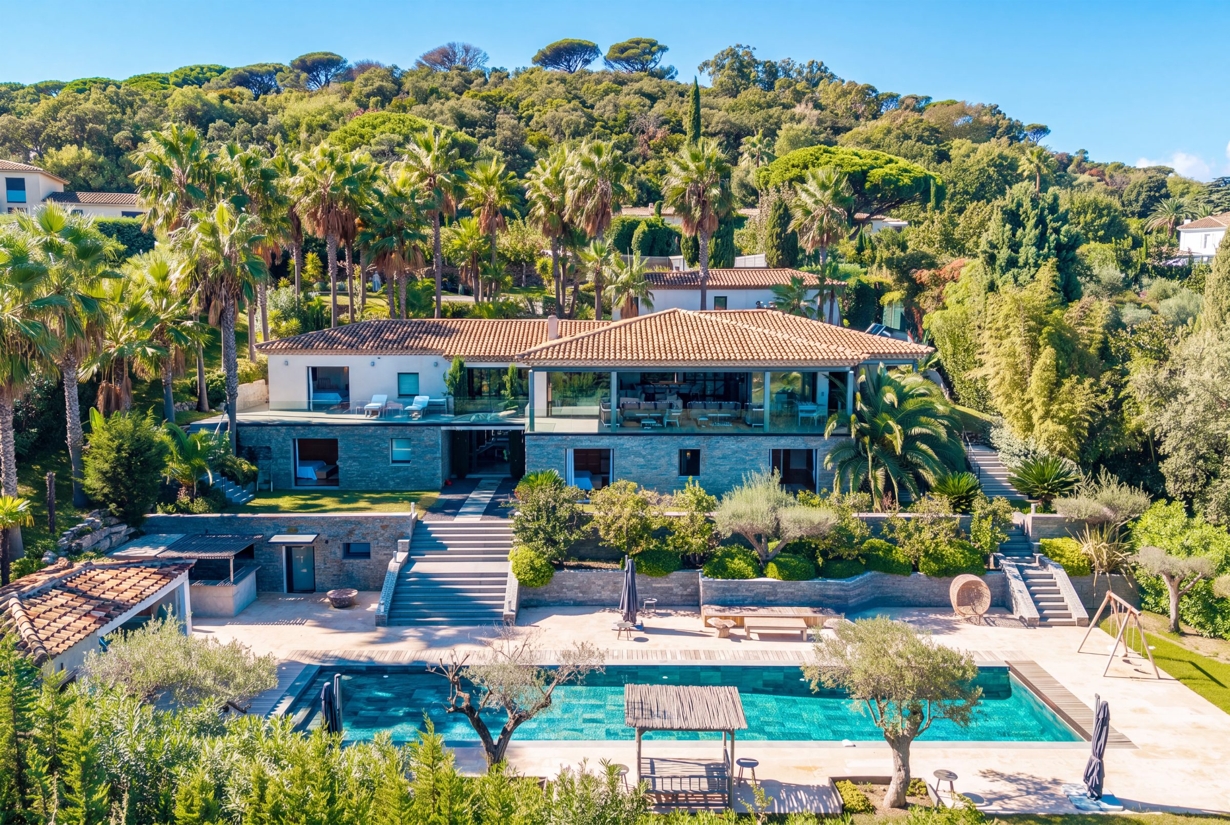 Villa TEXAS – Vue aérienne de la villa, des jardins et de la piscine