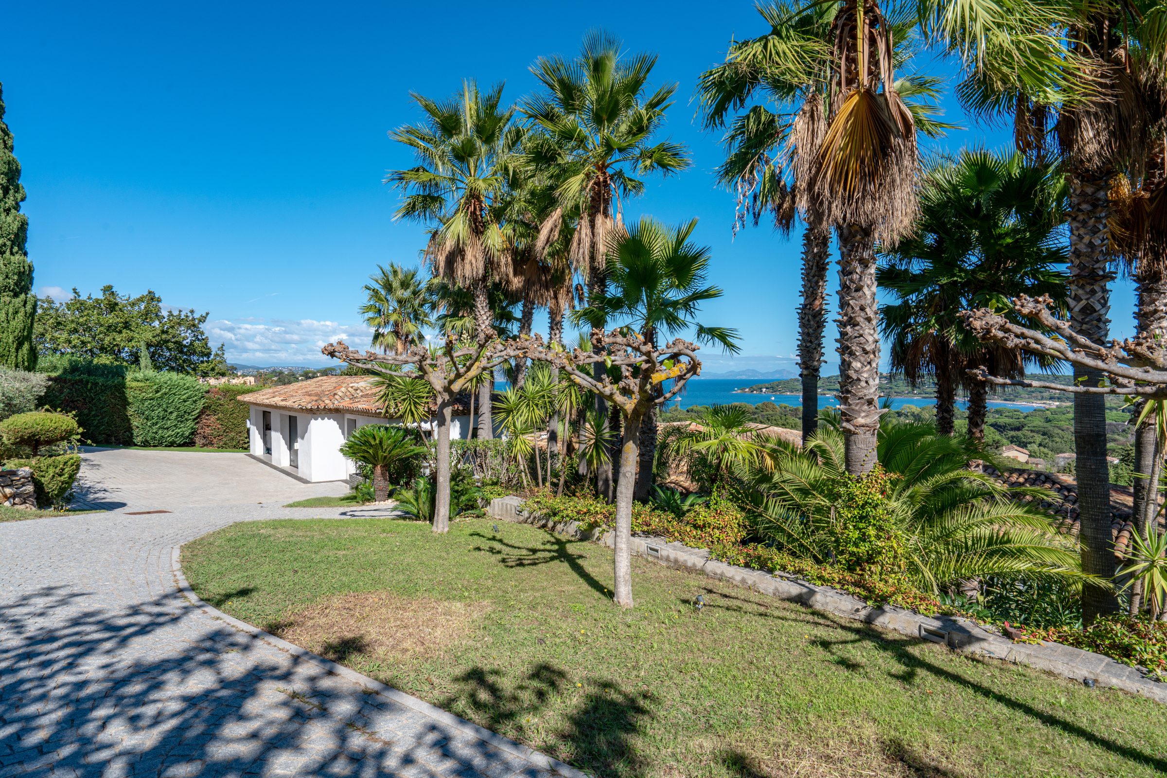 Villa TEXAS – Driveway and landscaped gardens
