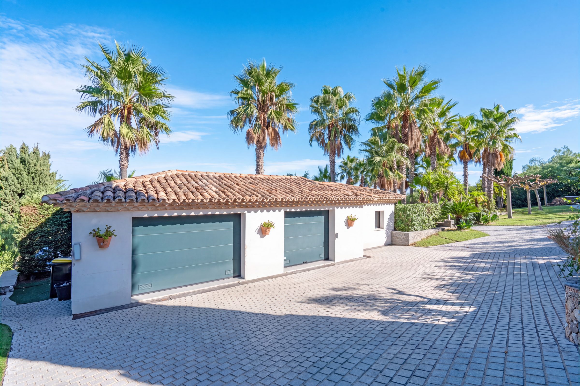 Villa TEXAS – Two-car garage and parking