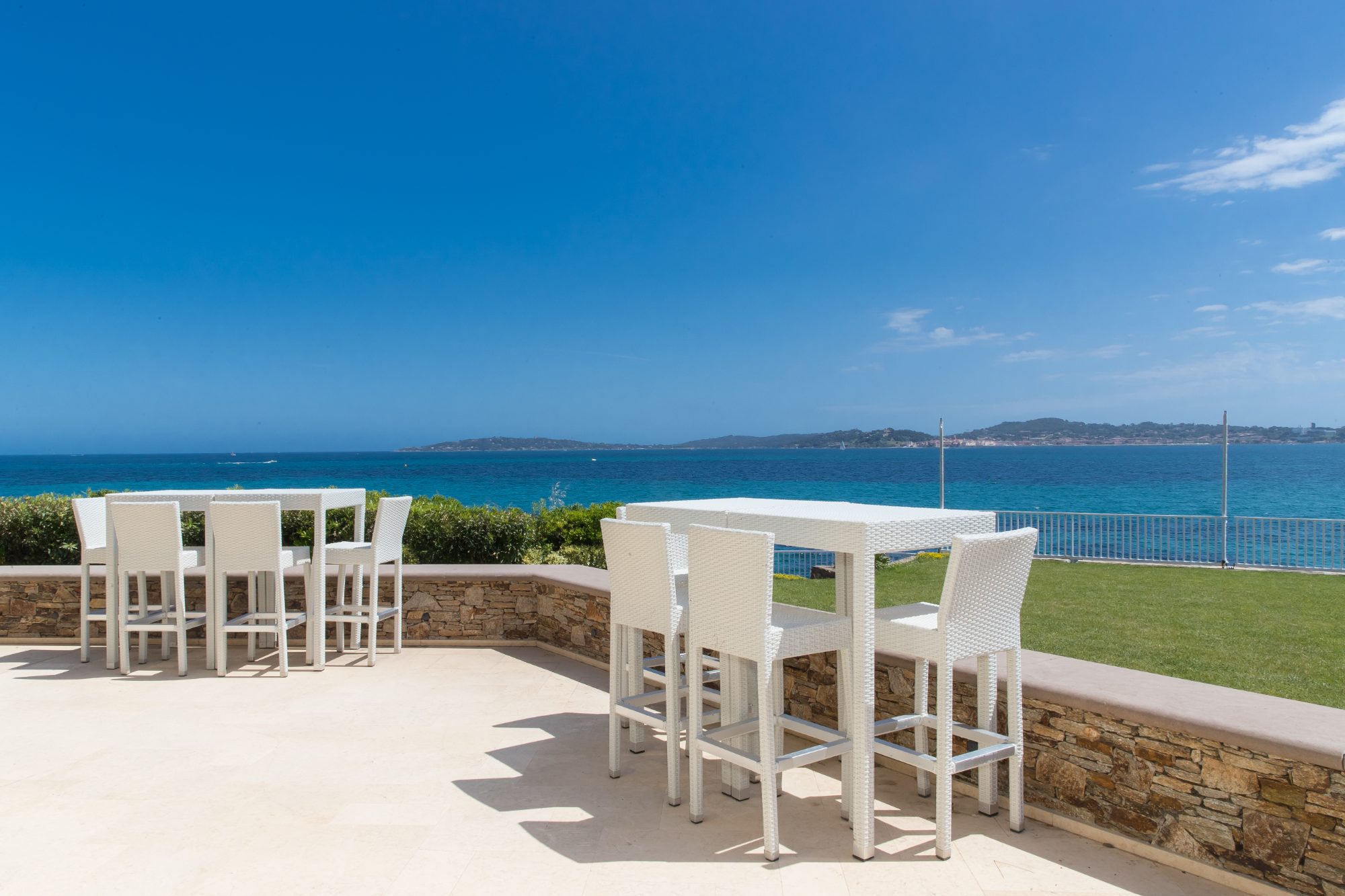 Villa ODYSSÉE – Outdoor dining terrace with sea view