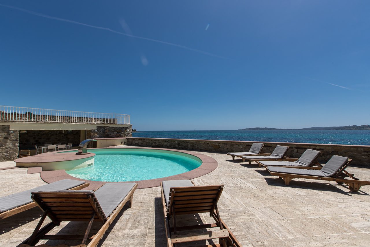 Villa ODYSSÉE – Swimming pool and sun loungers by the sea