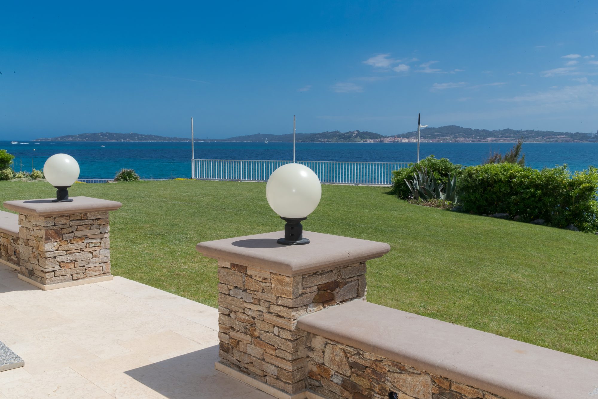 Villa ODYSSÉE – Lawn and terrace facing the sea