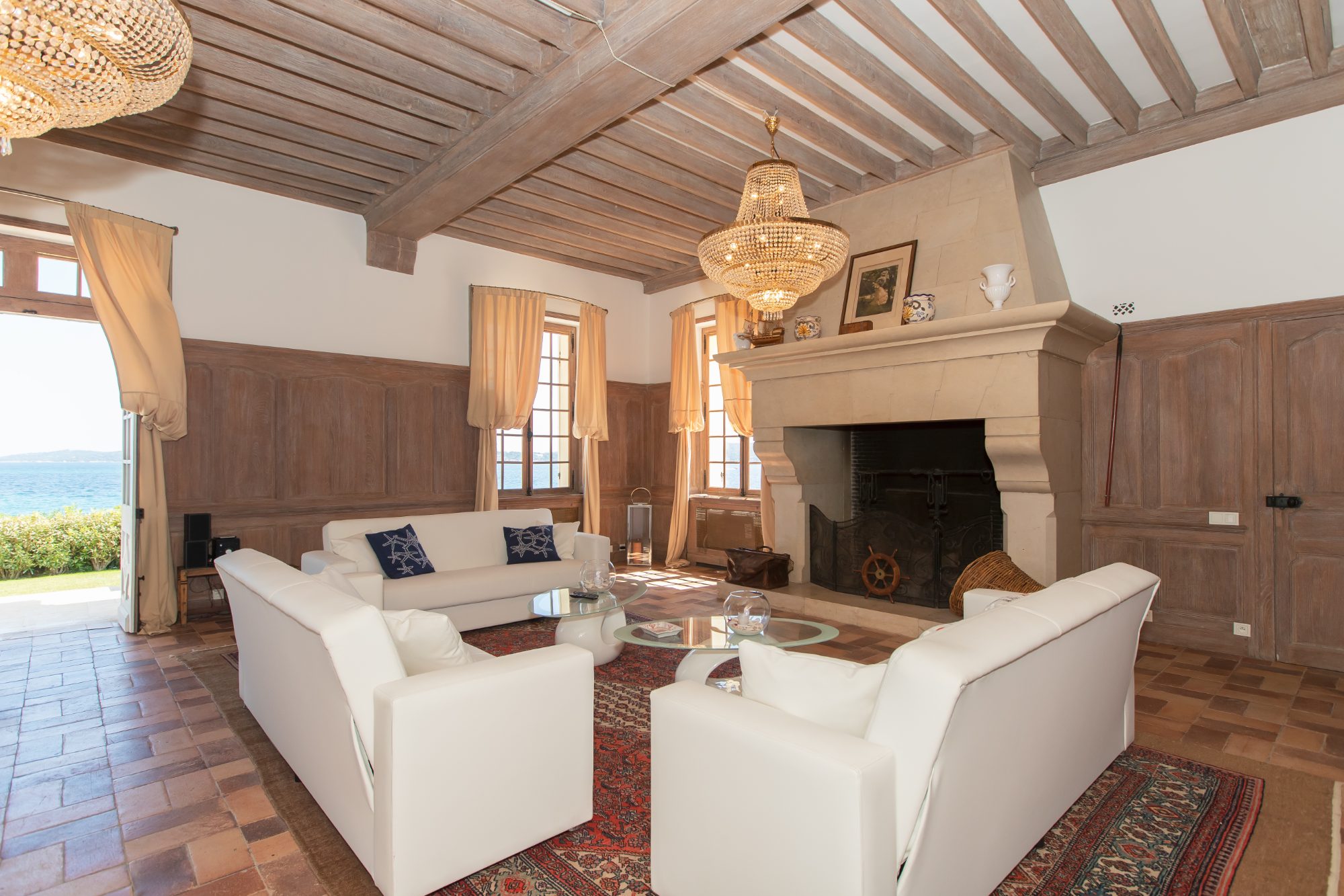 Villa ODYSSÉE – Living room with fireplace